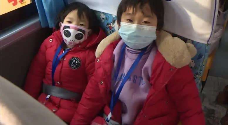 甘肅敦煌農村學生坐上標準校車去上學