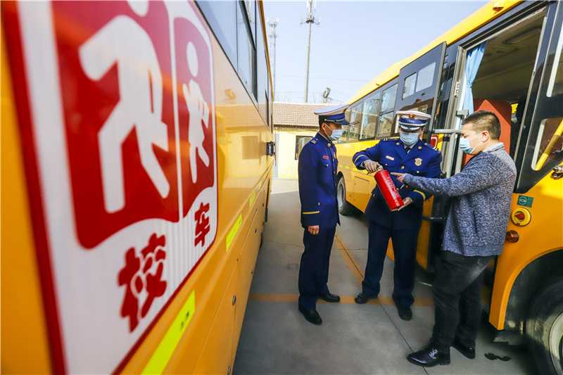 河北遵化：備校車 迎開學(xué)