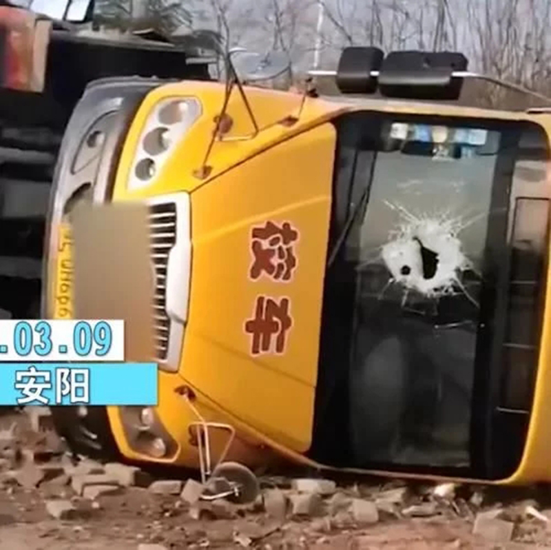 安陽(yáng)一輛大貨車(chē)與校車(chē)相撞，兩車(chē)均側(cè)翻，一車(chē)幼兒坐地上大哭
