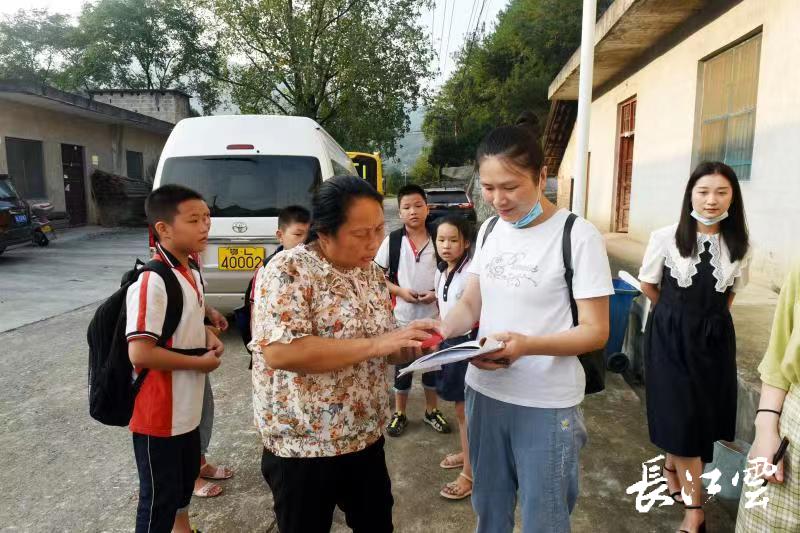 “我要安全”！這個山區縣1.2萬中小學生坐上智慧校車