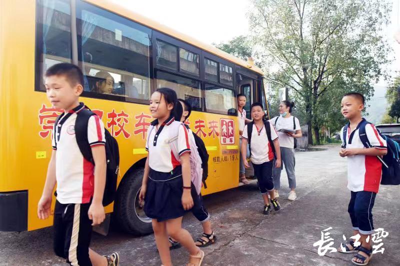 “我要安全”！這個山區縣1.2萬中小學生坐上智慧校車