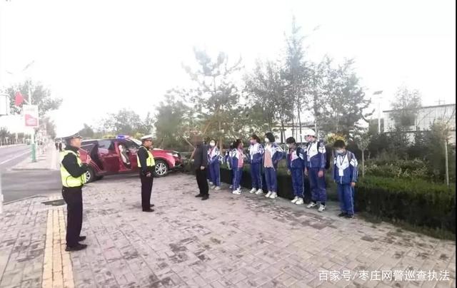 銀川交警查獲一輛“黑校車”，超員運載學生