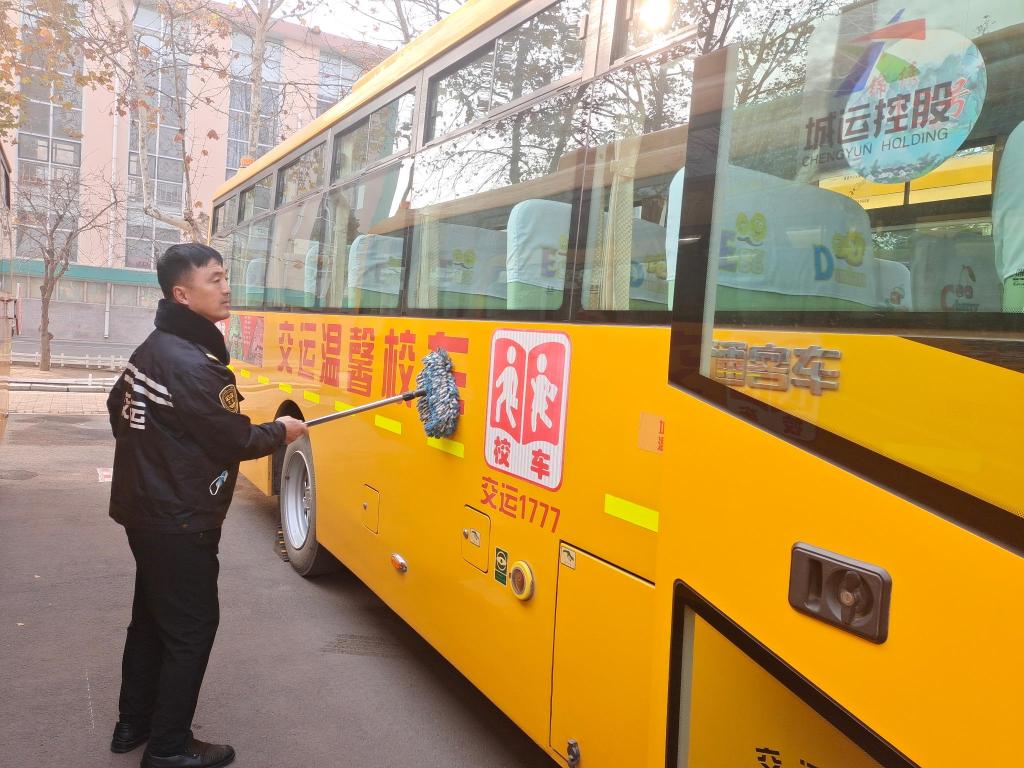 主動抱受傷學生上下學 開校車安全行駛10萬里，守護孩子們安全上下學