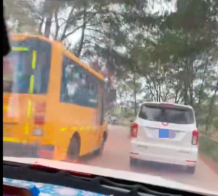 梧州市藤縣太平鎮(zhèn)一校車彎道超車，網(wǎng)友：把別人的孩子當(dāng)兒戲