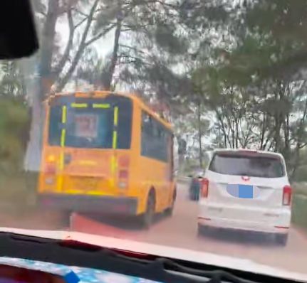 梧州市藤縣太平鎮(zhèn)一校車彎道超車，網(wǎng)友：把別人的孩子當(dāng)兒戲