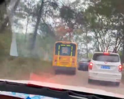 梧州市藤縣太平鎮(zhèn)一校車彎道超車，網(wǎng)友：把別人的孩子當(dāng)兒戲