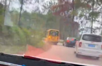 梧州市藤縣太平鎮(zhèn)一校車彎道超車，網(wǎng)友：把別人的孩子當(dāng)兒戲