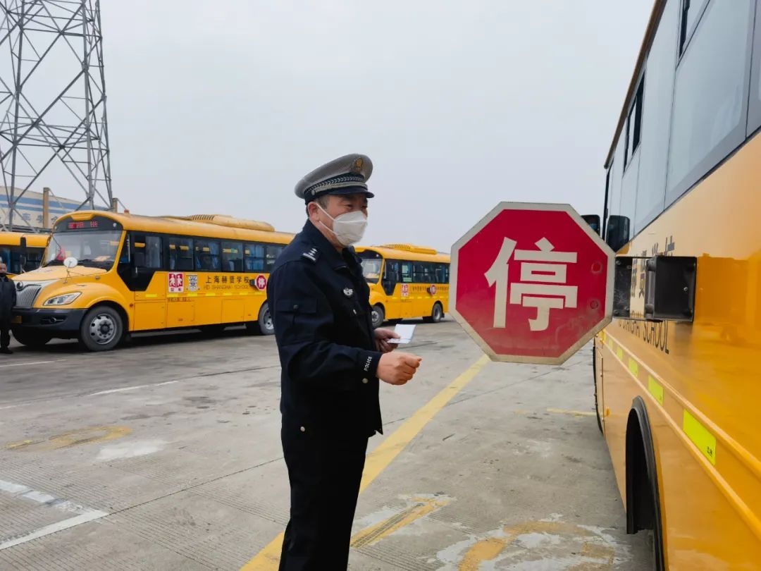 覆蓋48所學(xué)校171輛校車，松江交警開展校車安全“大體檢”