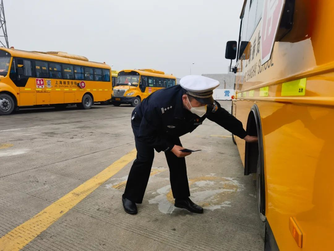 覆蓋48所學(xué)校171輛校車，松江交警開展校車安全“大體檢”