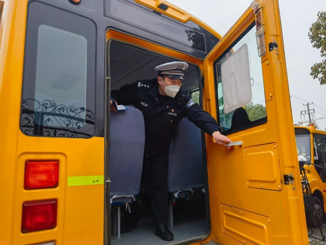 覆蓋48所學(xué)校171輛校車，松江交警開展校車安全“大體檢”