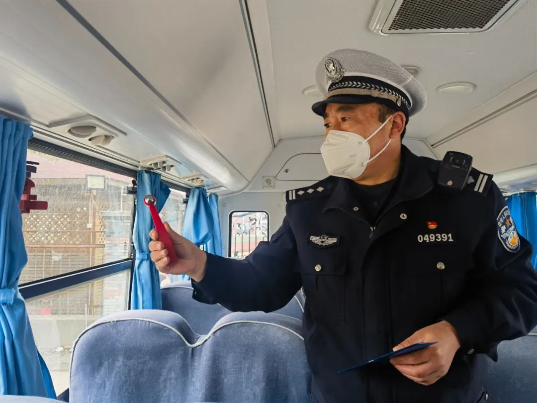覆蓋48所學(xué)校171輛校車，松江交警開展校車安全“大體檢”