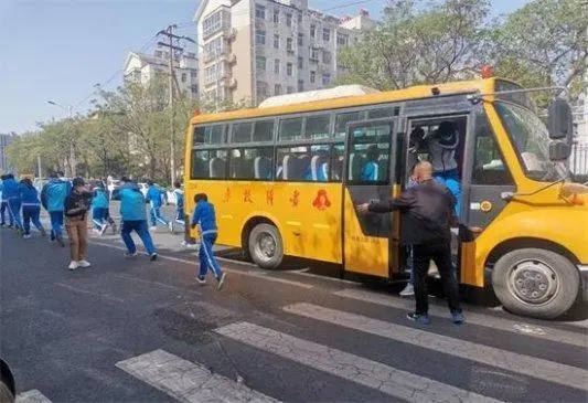 淄博博山區(qū)第六中學(xué)參加區(qū)春季校車應(yīng)急演練活動(dòng)
