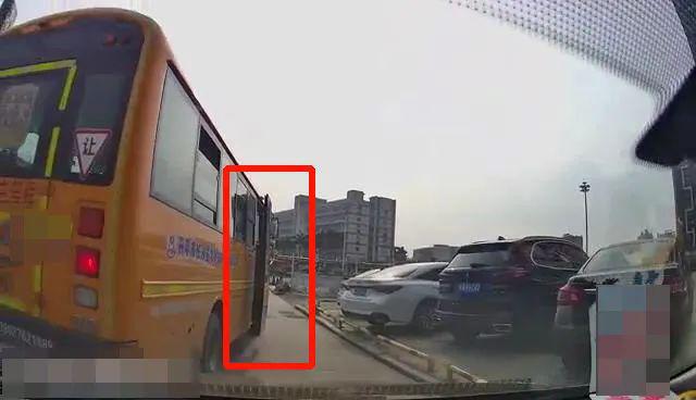 校車也“路怒”？開平交警及時出手