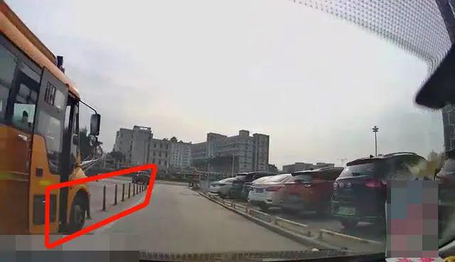 校車也“路怒”？開平交警及時出手