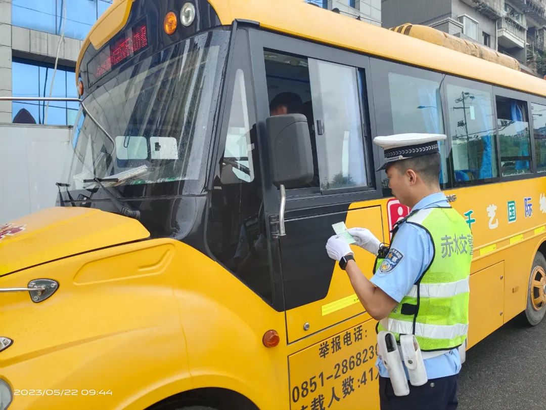 擰緊校車“安全閥” ！遵義交警開展校車安全大檢查！