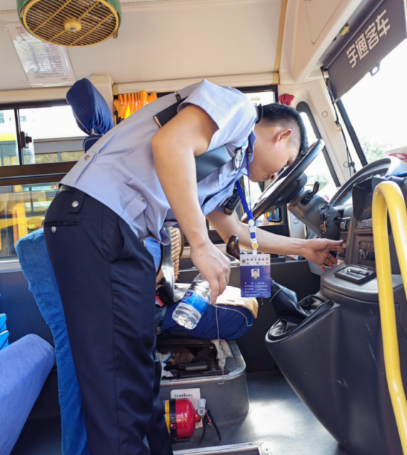 吉陽區教育局聯合相關部門開展校車安全專項檢查