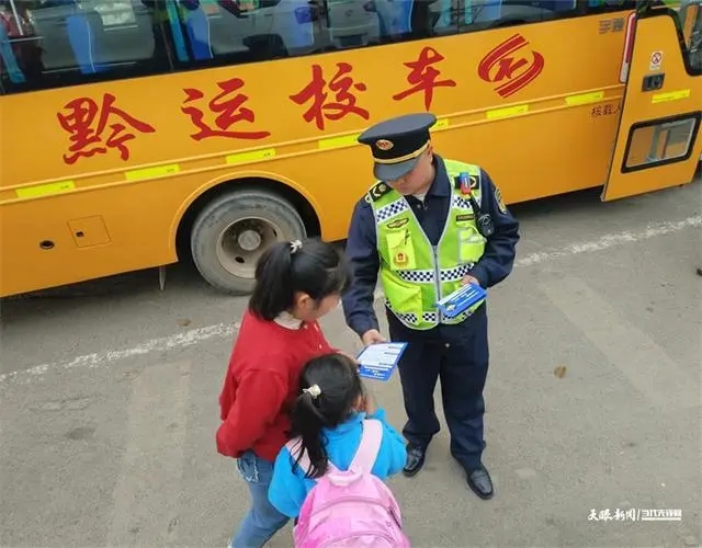嚴(yán)抓“黑校車”，守護(hù)學(xué)子平安路！