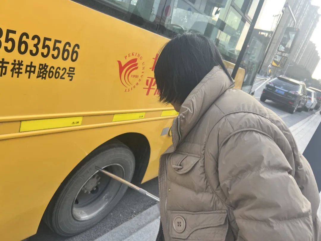 安全乘車，平安“童”行——記平湖市青鳥幼兒園校車安全應(yīng)急演練活動