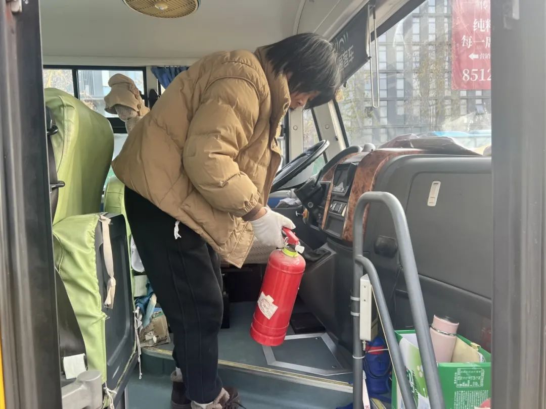 安全乘車，平安“童”行——記平湖市青鳥幼兒園校車安全應(yīng)急演練活動