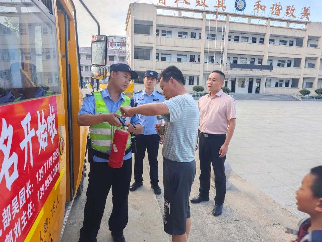 警校聯動查校車 筑牢學生平安路——實驗小學太平校區聯合民警開展校車專項安檢