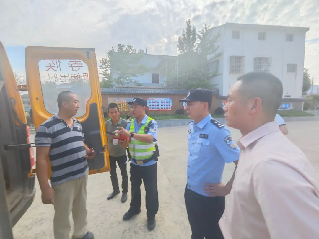 警校聯動查校車 筑牢學生平安路——實驗小學太平校區聯合民警開展校車專項安檢