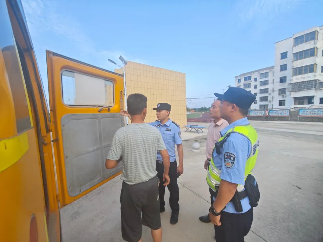 警校聯動查校車 筑牢學生平安路——實驗小學太平校區聯合民警開展校車專項安檢