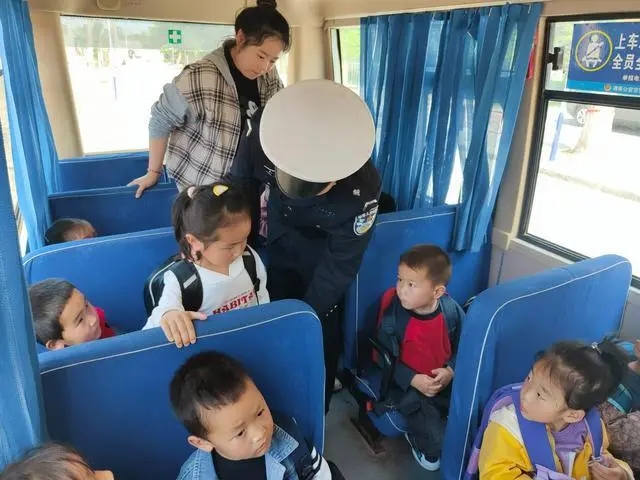 白水公安交警切實加強校車交通安全源頭管理工作