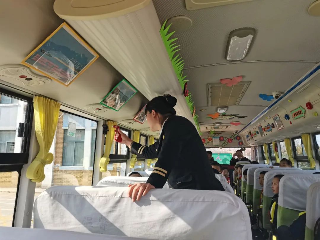 校車演練不松懈，安全意識筑心間——王家樓小學(xué)開展校車應(yīng)急疏散演練活動