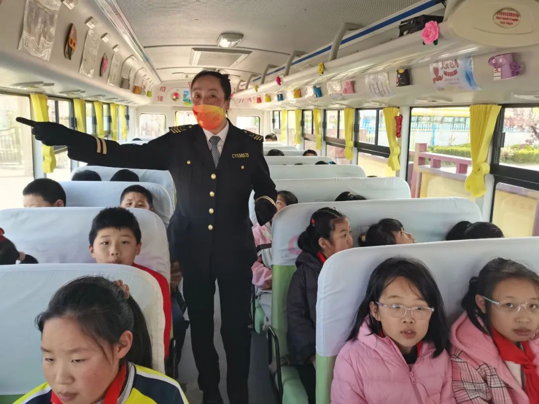 校車演練不松懈，安全意識筑心間——王家樓小學(xué)開展校車應(yīng)急疏散演練活動