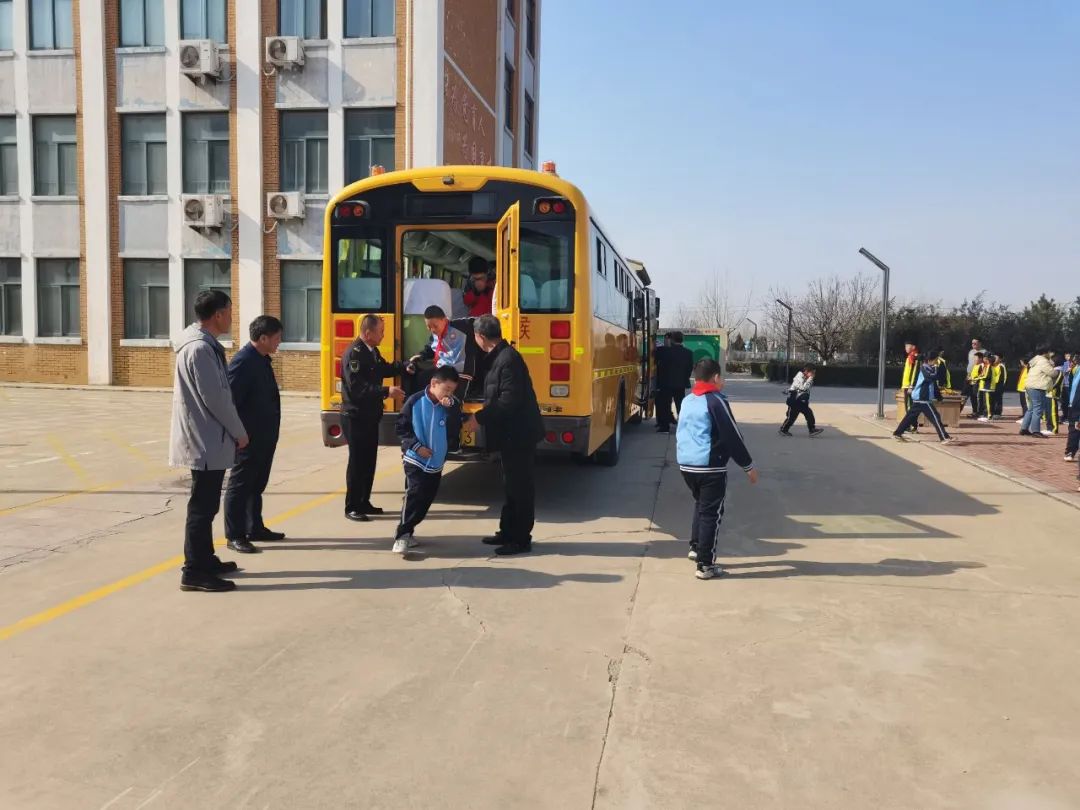 校車演練不松懈，安全意識筑心間——王家樓小學(xué)開展校車應(yīng)急疏散演練活動