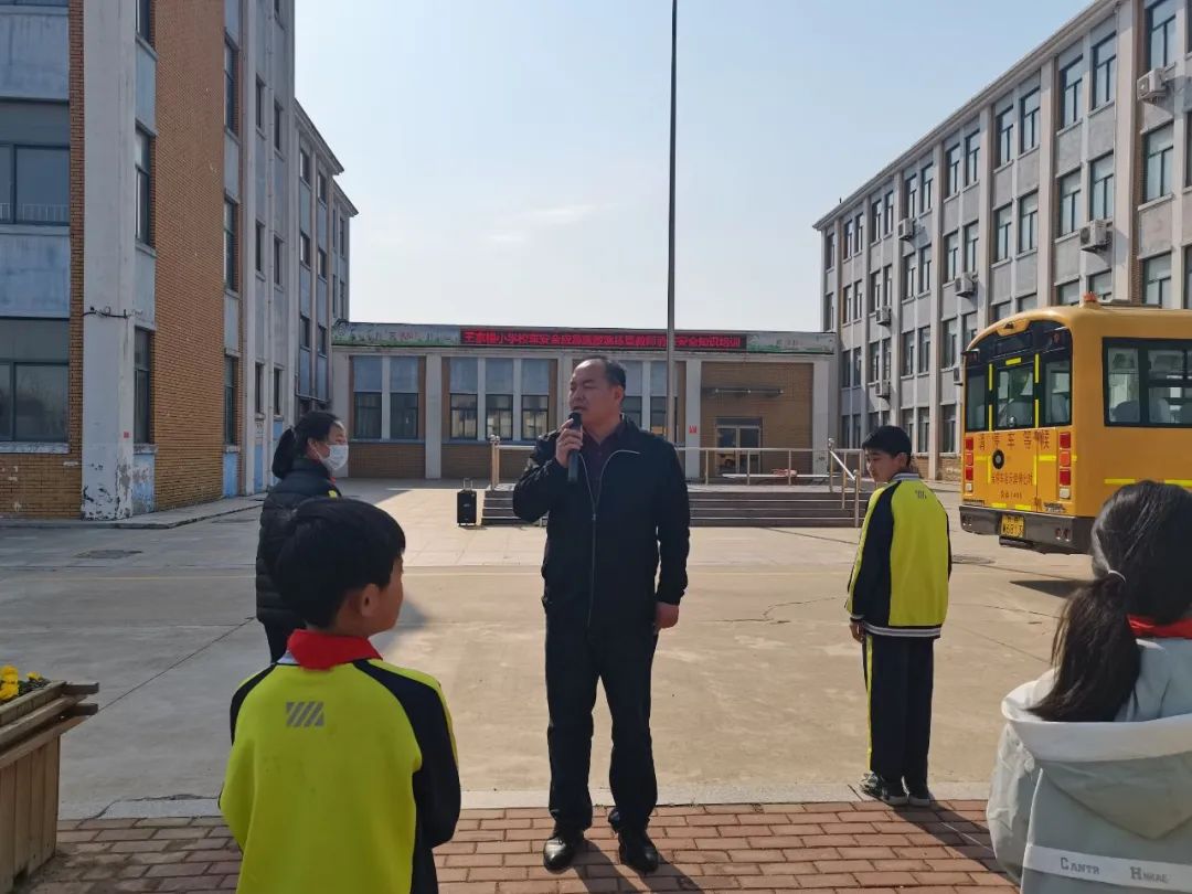 校車演練不松懈，安全意識筑心間——王家樓小學(xué)開展校車應(yīng)急疏散演練活動