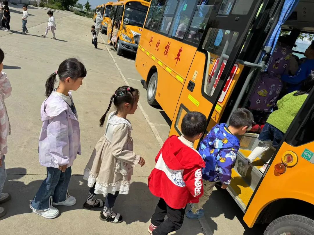 心系安全，平安乘車——興化市永豐鎮(zhèn)中心幼兒園校車安全演練