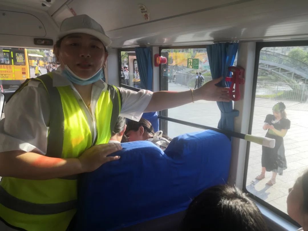 辦人民滿意教育|安全乘校車，平安伴我行——威海市愛山實驗學(xué)校開展校車應(yīng)急演練