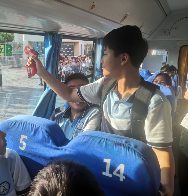 辦人民滿意教育|安全乘校車，平安伴我行——威海市愛山實驗學(xué)校開展校車應(yīng)急演練