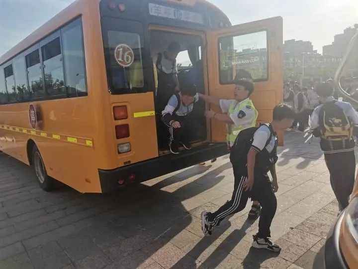 辦人民滿意教育|安全乘校車，平安伴我行——威海市愛山實驗學(xué)校開展校車應(yīng)急演練
