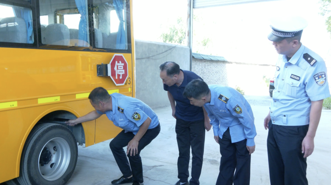 藍(lán)田縣召開(kāi)2024年秋季開(kāi)學(xué)校車(chē)安全工作會(huì)議