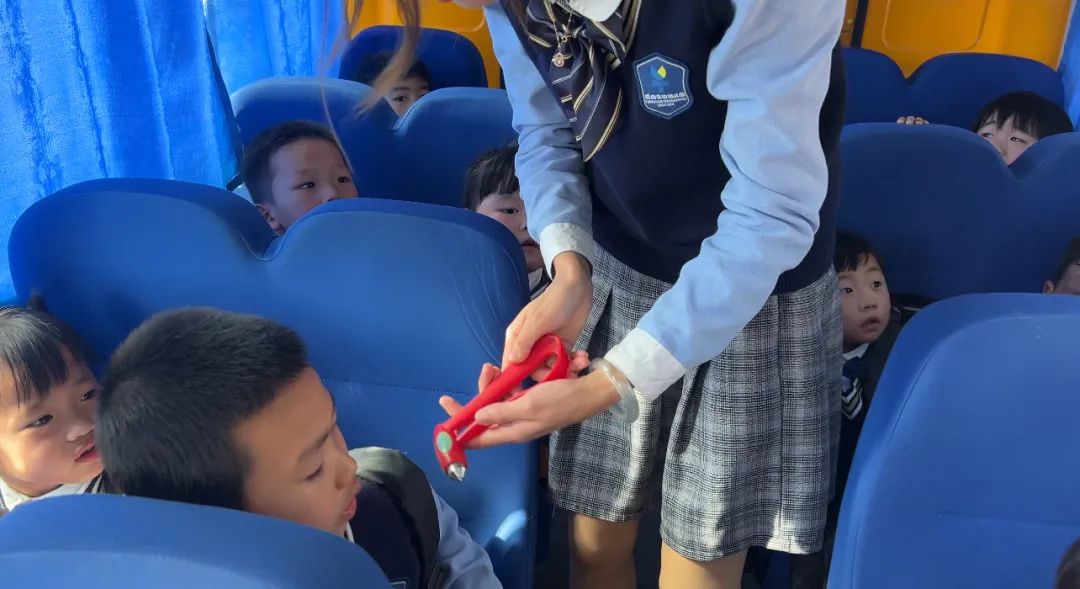 【校車安全】平安乘車，為愛護(hù)航——成田實(shí)驗(yàn)幼兒園校車安全應(yīng)急演練