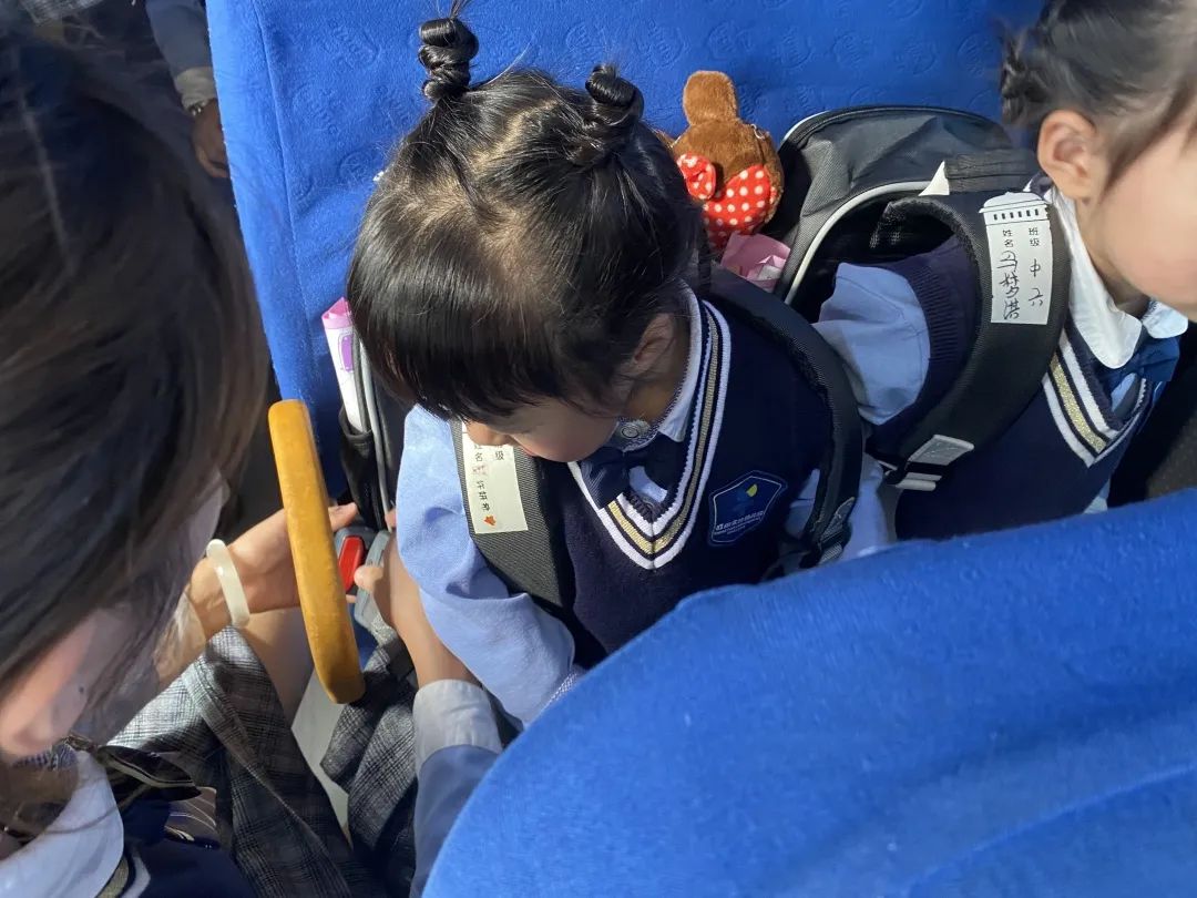 【校車安全】平安乘車，為愛護(hù)航——成田實(shí)驗(yàn)幼兒園校車安全應(yīng)急演練