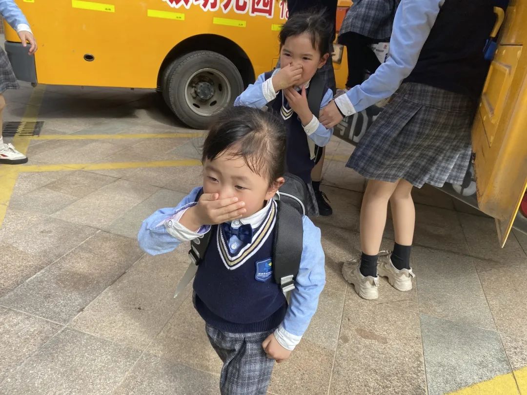 【校車安全】平安乘車，為愛護(hù)航——成田實(shí)驗(yàn)幼兒園校車安全應(yīng)急演練