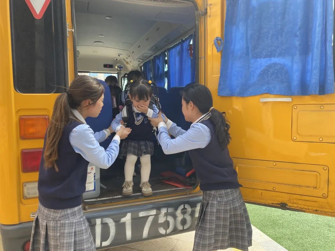 【校車安全】平安乘車，為愛護(hù)航——成田實(shí)驗(yàn)幼兒園校車安全應(yīng)急演練