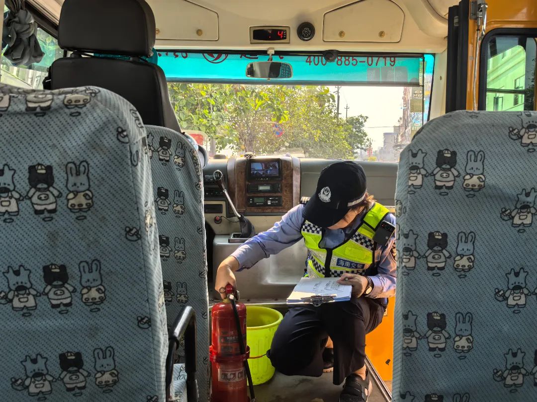 定安公安交警嚴把校車安全關，筑牢學生“安全路”！