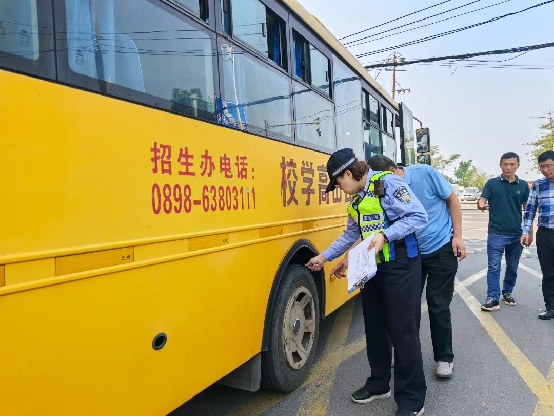 定安公安交警嚴把校車安全關，筑牢學生“安全路”！