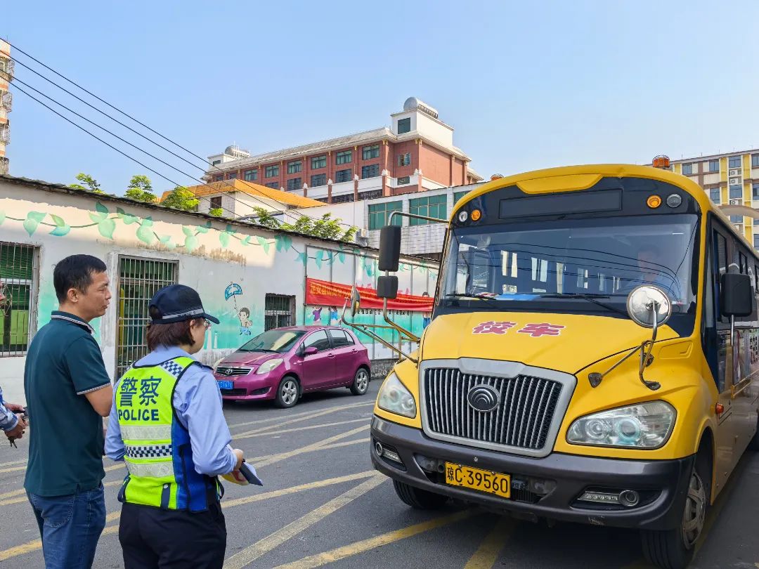 定安公安交警嚴把校車安全關，筑牢學生“安全路”！