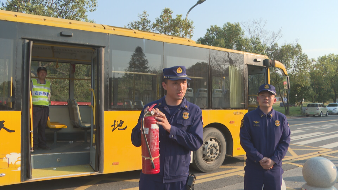 九華山舉行校車火警應(yīng)急逃生演練