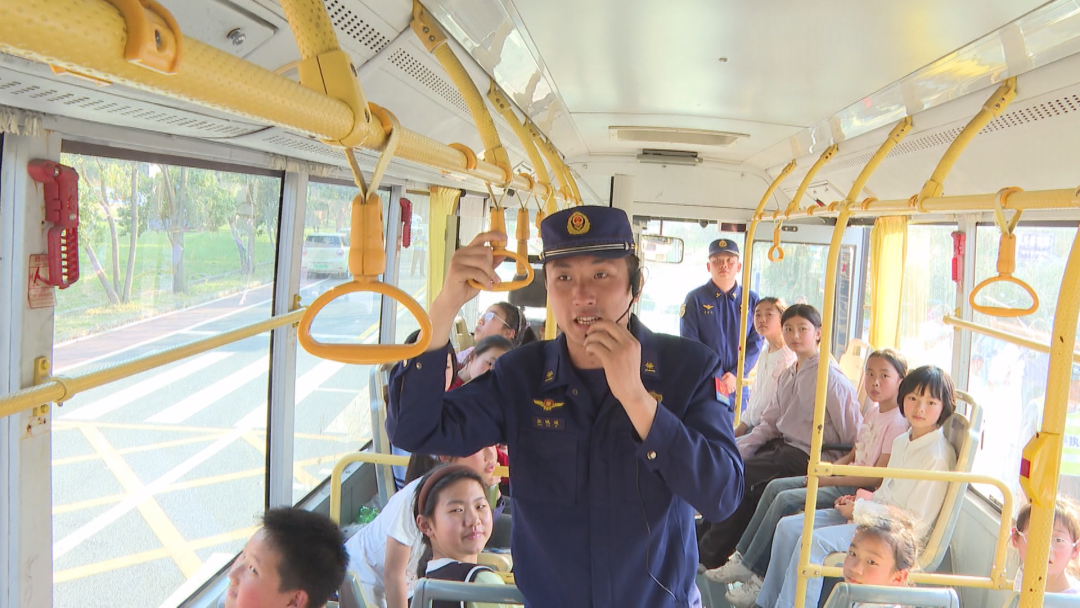九華山舉行校車火警應(yīng)急逃生演練