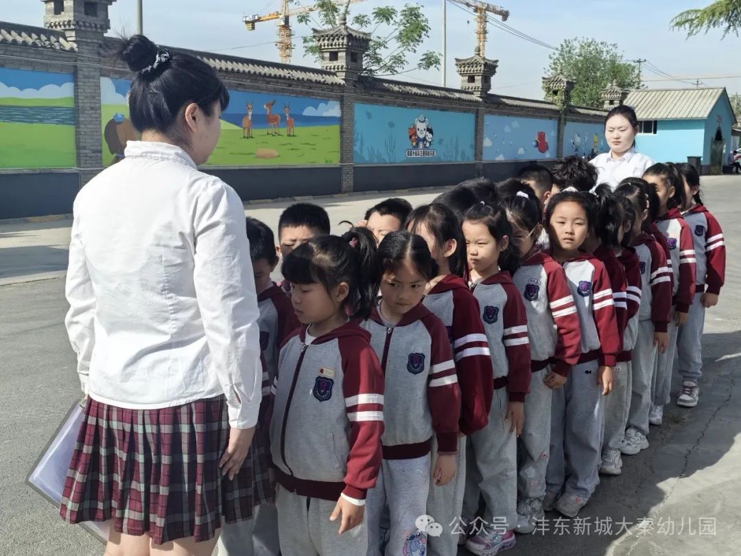 【大秦幼兒園】強化校車應急意識 筑牢校車安全防線——校車應急疏散演練活動