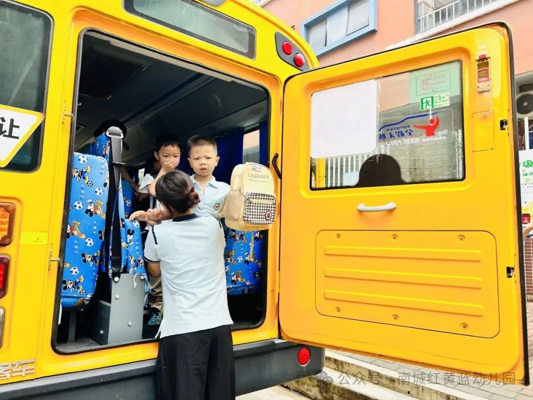 【筑牢安全防線 守護幼兒出行】——紅黃藍幼兒園校車安全應急疏散演練