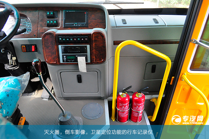 彰顯簡潔大方一汽華策38座幼兒園校車評測之內飾篇空間2.jpg