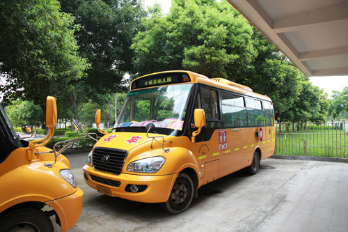 廣東東莞清溪鎮(zhèn)小精靈幼兒園里的宇通校車
