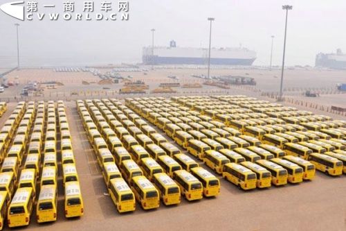天津港環球滾裝碼頭上等待裝船的長安校車
